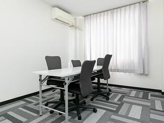 会議用テーブルのある部屋
