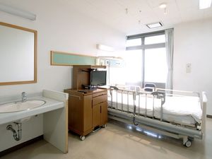 明るい個室の居室  