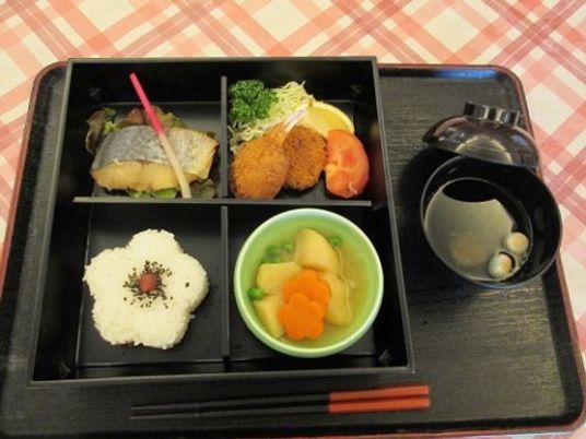 栄養バランスの取れた食事セット