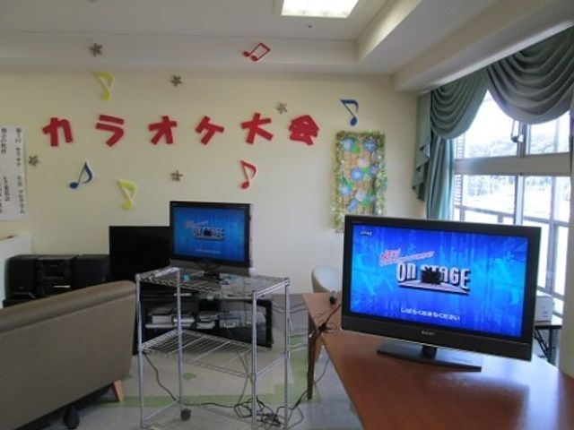 カラオケ設備のある部屋 リビング 壁には楽しい音符の装飾が施された談話スペースです。カラオケや映画鑑賞など、様々な娯楽を楽しむことができます。