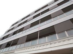 現代的デザインの建物外観