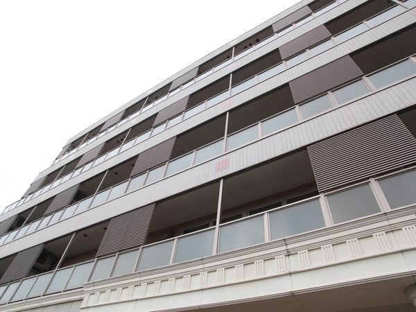 現代的デザインの建物外観