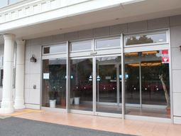 清潔なエントランス外観