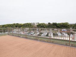 広々テラスと緑の景色