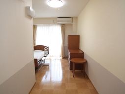 明るい居室の様子