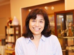 笑顔の女性スタッフ