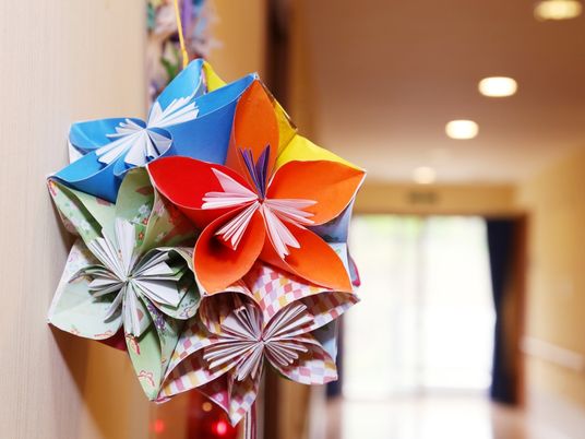 カラフルな紙の花廊下