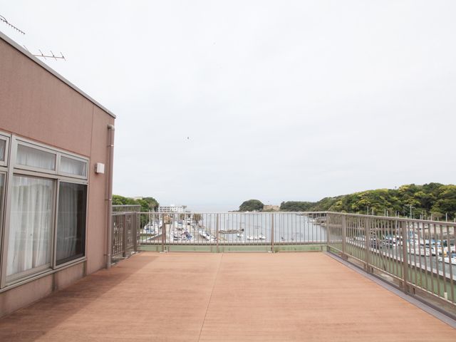 海を望む広いテラス テラス 解放感のあふれるテラスからは、心地よい潮風を感じながら海の景色をお楽しみいただけます。働きやすい環境が整っており、利用者様と共に過ごす時間を大切にできます。