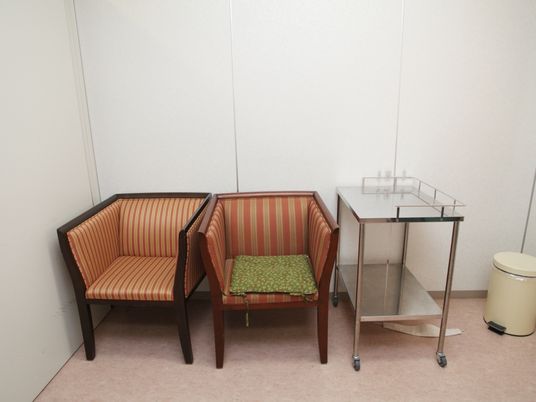シンプルな居室の椅子