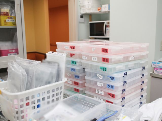 整理された薬剤ボックス スタッフルーム 整頓された薬剤管理の様子が垣間見え、職員のきめ細やかな対応が想像されます。こちらでの仕事は、秩序ある環境での業務が期待できるでしょう。