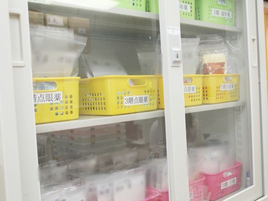 整理された医療品棚