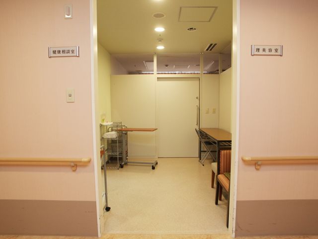 機能訓練室の入口 理美容室 ゆとりある作業スペースで、訓練に必要な機能を備えた部屋です。安全に配慮された環境で、快適にご利用いただけます。