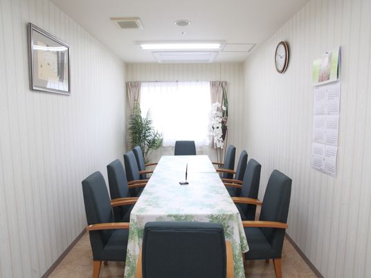 会議室風の清潔な空間