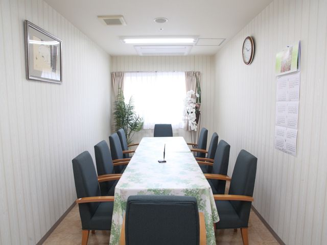 会議室風の清潔な空間 会議室 ゆったりとした会議室風の部屋で、十人が座れるテーブルが中央に配され、話し合いや活動に最適な環境です。
