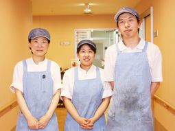 スタッフ三人立つ廊下