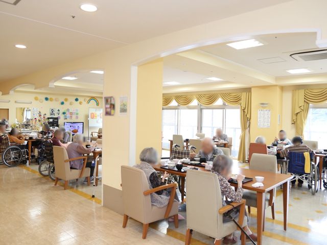 利用者の憩いの食堂 食堂 明るく広々とした食堂では、利用者が笑顔で食事や会話を楽しんでいます。それぞれのテーブルでゆったりとした時間が提供されています。