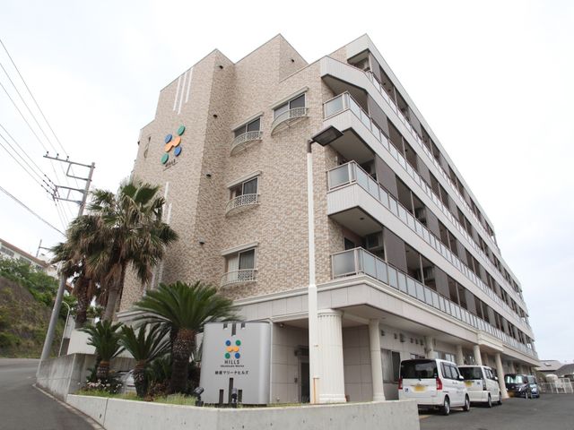 広々とした建物の外観 外観 南国の植物が迎える清潔感のあふれる施設外観です。スタッフとして新たな一歩を踏み出すには、魅力的な職場環境と言えます。