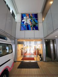 エントランスのカラフルな窓