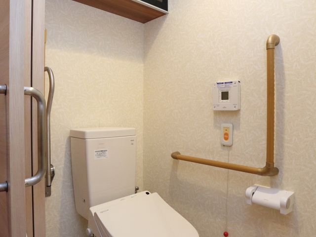 バリアフリートイレ トイレ サポートバー付きの清潔なトイレです。緊急時に便利な呼び出しボタンも完備しており、安心してご利用いただけます。
