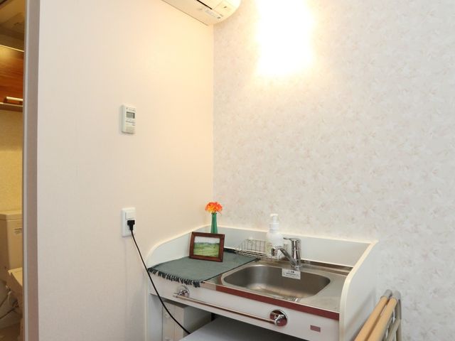 居室の洗面台と冷蔵庫 居室 個室の一角にある清潔感のある洗面台です。小物の整理もしやすく、快適な生活空間を実現しています。