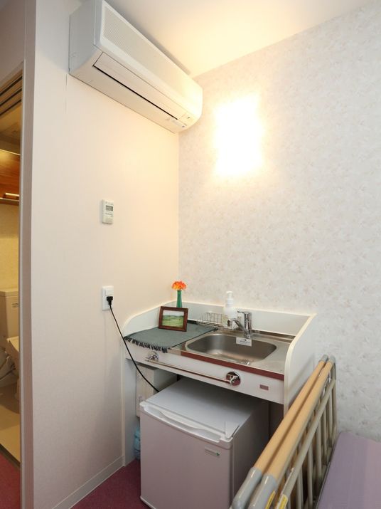 居室にエアコンがあるため、快適に過ごすことができる。また、ミニニキッチンと冷蔵庫があり、便利に使うことができる。