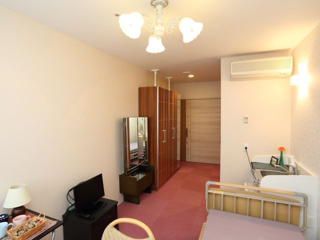 居心地の良い居室 居室 広々とした明るい居室です。個々の生活スペースを大切にする配慮がされています。