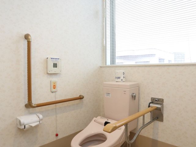 バリアフリートイレ トイレ 手すり付きの清潔感あるトイレは、利用者の快適な生活をサポートします。安全に配慮した設計で、日々の暮らしを安心して送れます。