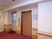 施設内には木目調のエレベーターが1基ある。エレベーター前の壁面に絵画が飾られ、手すりが設置されている。