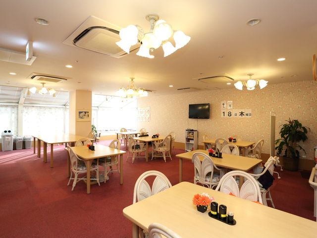広々とした食堂空間 食堂 ゆったりとした食堂は、暖かい光が差し込む明るい雰囲気です。利用者の方々の食事や交流の場として、心地よい時間を提供しています。