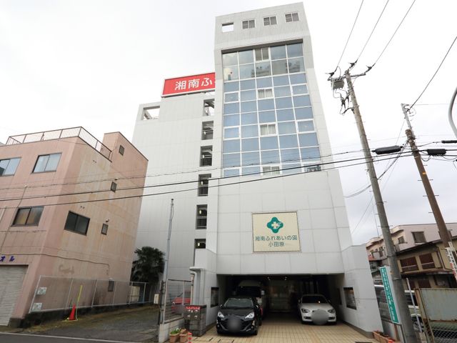 施設の外観と看板 外観 開放的な施設のエントランスは広々としており、来訪者を温かく迎え入れる雰囲気があります。スタッフイメージとして、プロフェッショナルで働きやすい環境が整っています。
