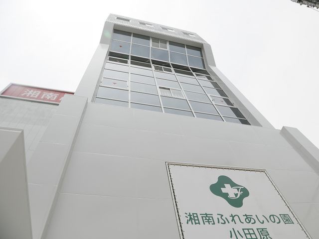 白くて大きな建物の外観 外観 空に向かって高くそびえる白い建物は、清潔感があり、安心して働ける環境が整っています。
