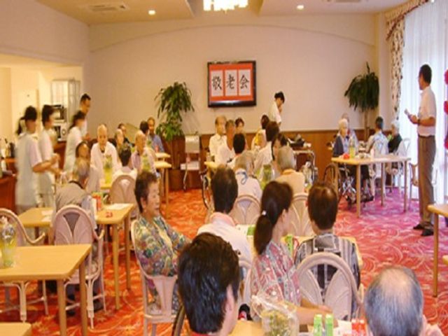 多くの利用者が集う食堂 共有スペース 笑顔があふれる明るい食堂で、利用者同士が食事やコミュニケーションを楽しんでいます。充実した日常をサポートする場をご提供しています。