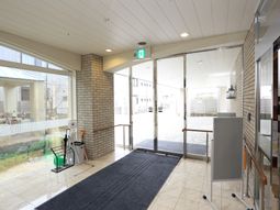 明るいエントランス風景