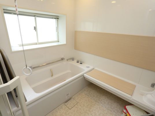 バリアフリー設計の浴室