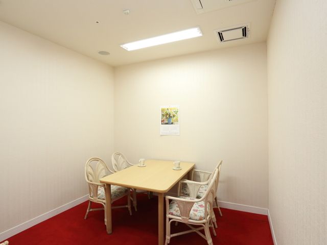 採光の明るい居室空間 談話室 心地よい採光を取り入れた和やかな居室です。個々の時間を大切にしながら憩いのひとときを過ごすことができます。