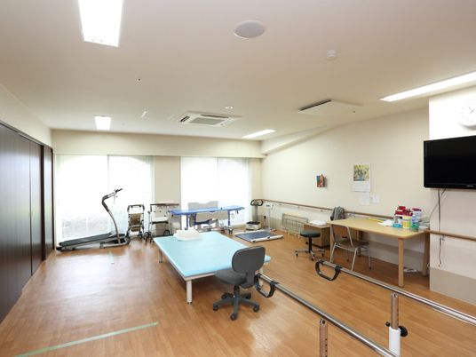 機能訓練室の明るい空間