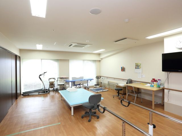 機能訓練室の明るい空間 機能訓練室 広々とした機能訓練室は、明るい光が差し込み、リハビリテーションを行う方の心地よい環境です。最新の設備が整い、専門スタッフがサポートします。