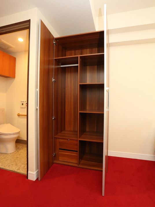 居室のクローゼットとトイレ