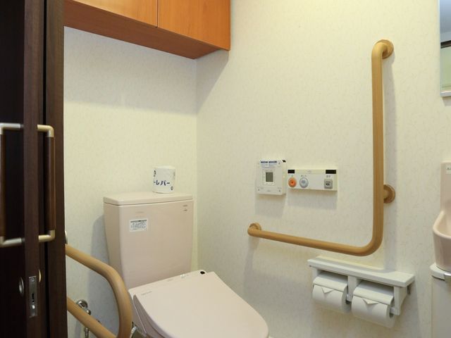 バリアフリートイレ設備 トイレ 手すり付きで安心してご使用いただけるトイレです。清潔感があり、ゆったりとした空間をご提供しています。