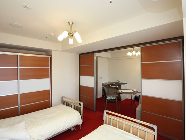 居心地の良い居室の様子 2人用居室 ゆったりとした造りの部屋で、生活に必要な家具が整っています。ベッドの向かいには勉強や読書に適した机と椅子が配置され、心地よい個人の時間を過ごせる空間です。