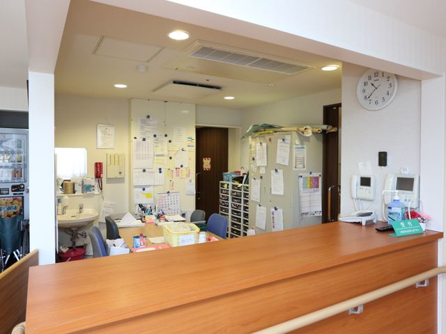 活気あるフロント周辺 受付 フロント周辺は整理された情報掲示と備品類が配置されており、活動のハブとなる場所です。働く上での連携を大切にしております。