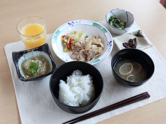 バランスの取れた食事セット 給食 手作り感のあふれる温かな食事を提供しています。バランスの良いメニューで、皆様の健康を支えます。