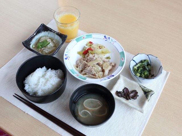 和風の健康的な食事 給食 栄養バランスを考えた和食メニューが毎日提供され、体の健康をサポートします。
