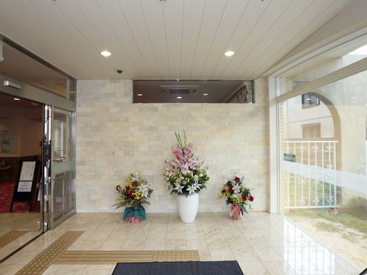 エントランスの花と空間