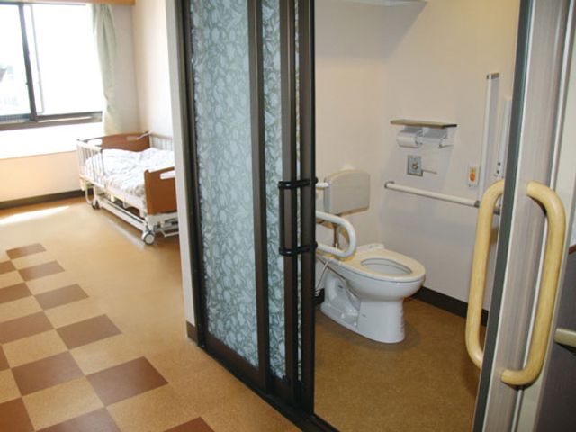 自然光の差し込む居室 居室 自然光が心地よく入る居室です。手すり付きのトイレがあり、安全にご利用いただけます。