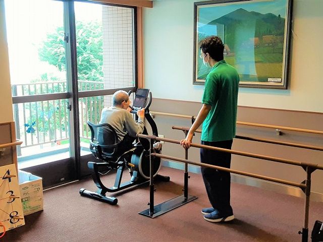訓練室での様子 機能訓練室 自然光が差し込む明るいトレーニングルームです。サポートを受けながら安心して運動ができます。