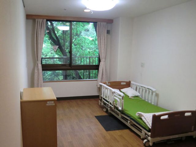 緑が見える居室 居室 自然光が差し込む窓から緑豊かな景色を楽しめる居室です。快適に過ごせるプライベート空間になっています。