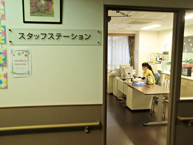 スタッフルーム内部 スタッフイメージ スタッフが働く様子を垣間見られる職場環境です。明るく整った空間での作業が可能です。