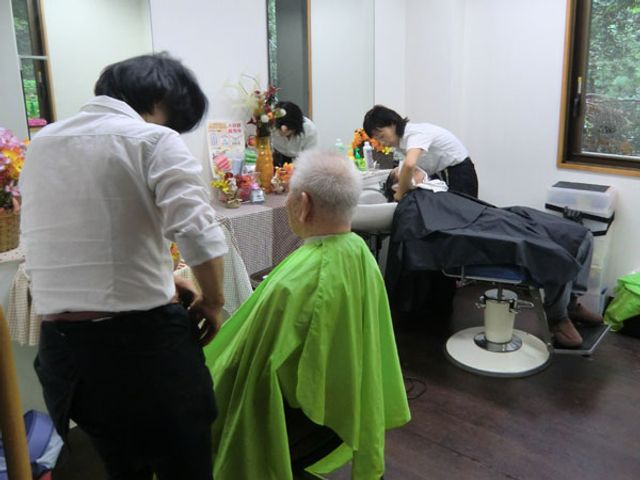 髪を整える理美容室 理美容室 明るい理美容室で、お客様がリラックスしてサービスを受けています。働きやすい環境です。