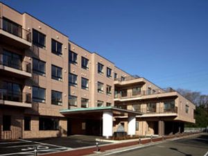 緑に囲まれた建物外観